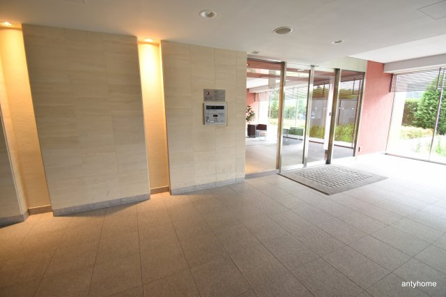 プラウド江坂　仲介手数料無料のエントランス