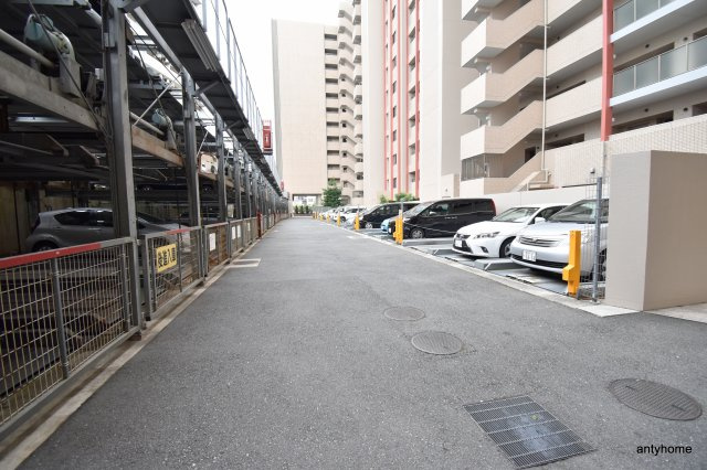 プラウド江坂　仲介手数料無料の駐車場