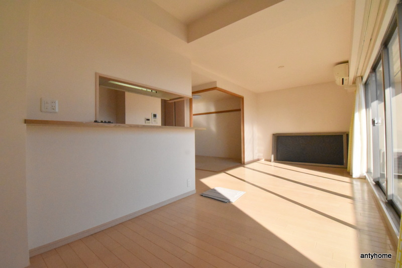 プラウド江坂　仲介手数料無料の居間・リビング