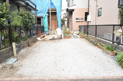 【駐車場】 | 立川市砂川町　新築戸建 | 玄関前の駐車スペースは買い物帰りで荷物が多くても楽ですね。前面道路も広いので車庫入れもしやすいです。