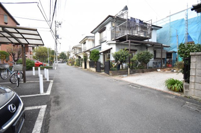 【前面道路含む現地写真】 | 立川市砂川町　新築戸建 | 前面道路は閑静な住宅地の通りとなるため、車通りは多くありません。 安心して車庫入れ可能。