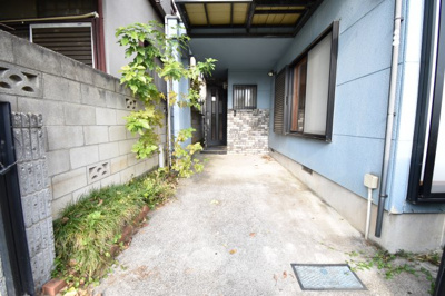 【駐車場】 | 立川市一番町１丁目　再生住宅 | 玄関横の駐車スペースは買い物帰りで荷物が多くても楽ですね。前面道路も広いので車庫入れもしやすいです。