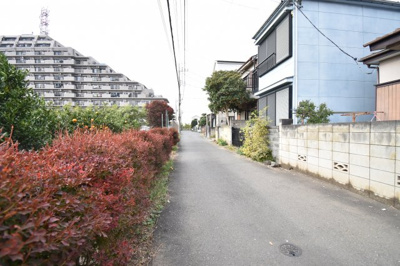 【前面道路含む現地写真】 | 立川市一番町１丁目　再生住宅 | 前面道路は閑静な住宅地の通りとなるため、車通りは多くありません。 安心して車庫入れ可能。