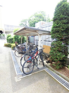 【その他共用部分】 | 屋根付きの駐輪場で雨が降っても大切な自転車が濡れなくてすみますね♪荷物が重いときに自転車があれば助かりますね！