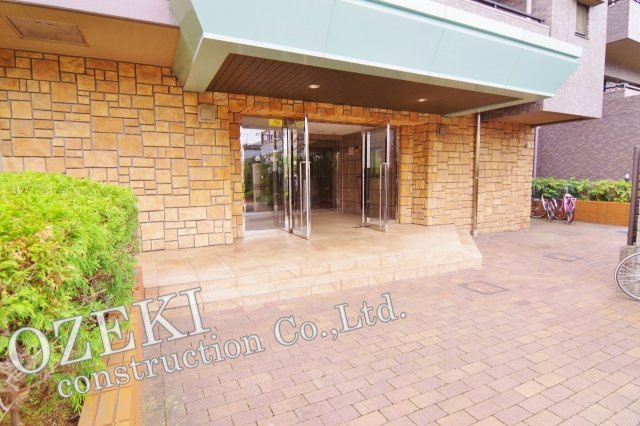 レーベンハイム吉川グランスクエアのエントランス