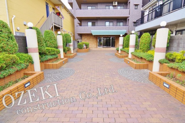 レーベンハイム吉川グランスクエアのエントランス