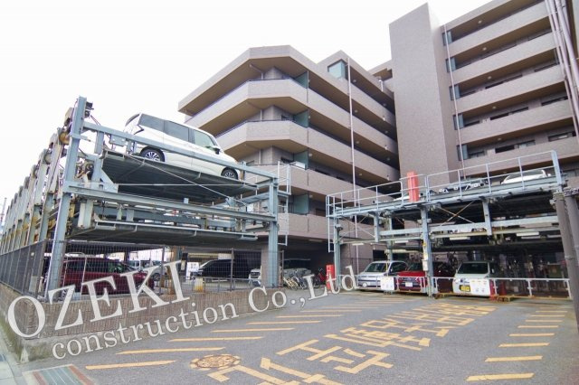 レーベンハイム吉川グランスクエアの駐車場