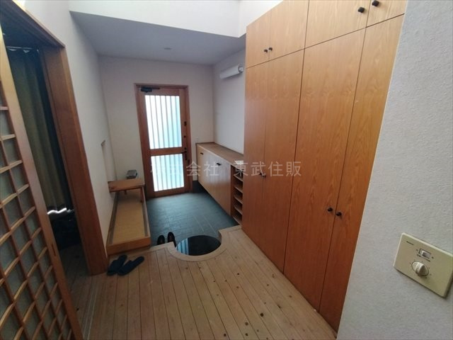 【玄関】 | 日高市下鹿山 | 収納もある玄関です