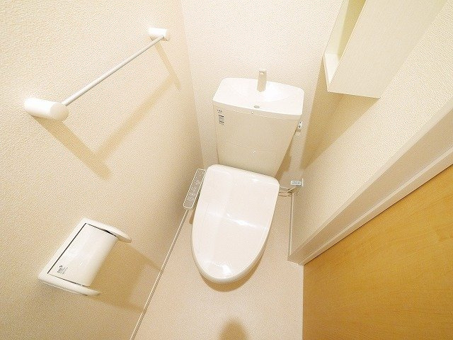 グランディールＡ　（小瀬町）のトイレ|ちょっとした収納棚が便利なトイレ