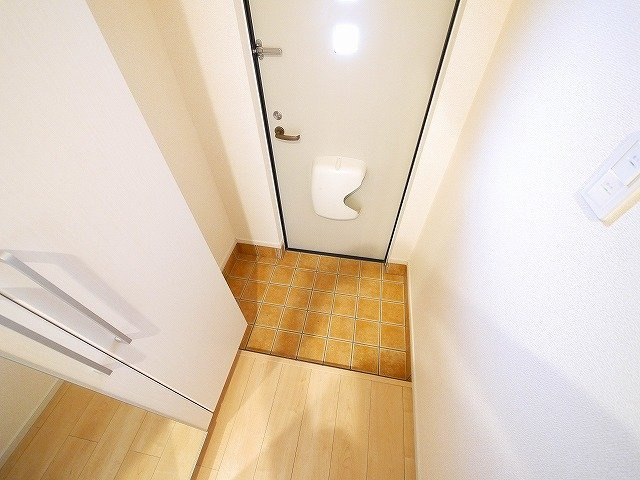グランディールＡ　（小瀬町）の玄関|鏡付きのシューズボックスで身だしなみチェックもできますね