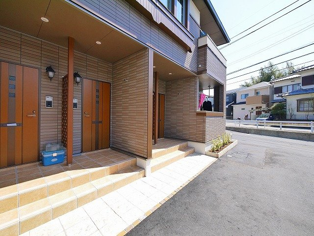 グランディールＡ　（小瀬町）のその他共用部分|玄関前です