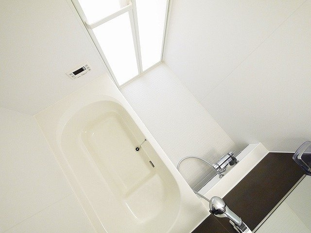 グランディールＡ　（小瀬町）の浴室|アクセントパネルの落ち着いた色合いがおしゃれ