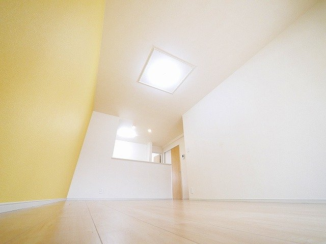 グランディールＡ　（小瀬町）の居間・リビング|アクセントクロスがおしゃれなお部屋です
