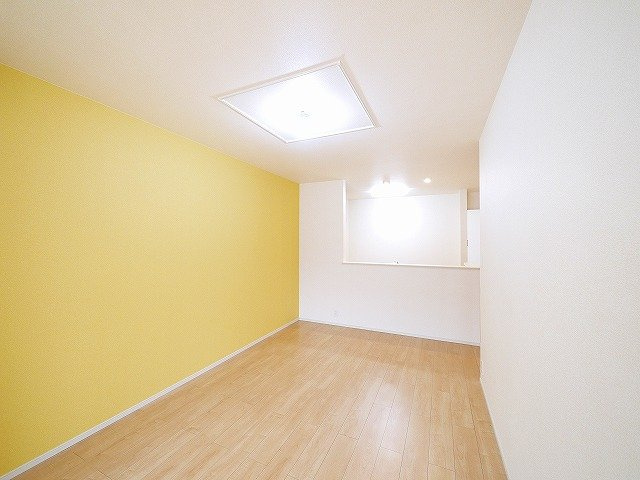 グランディールＡ　（小瀬町）の居間・リビング|アクセントクロスがおしゃれなお部屋です