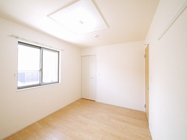 グランディールＡ　（小瀬町）の洋室|窓は複層ガラスなので室温を保ちやすく、経済的です
