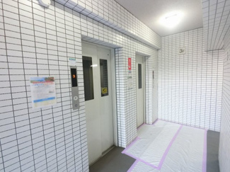 【その他共用部分】 | お買い物時やベビーカーの出し入れに便利なエレベーター付
混雑時にも便利なエレベーター2基付です。