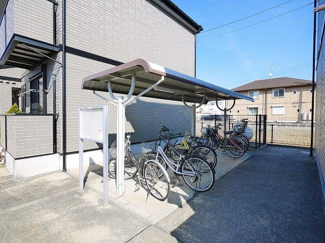 ベル・アルカンシエルⅡのその他共用部分|屋根付き駐輪場です