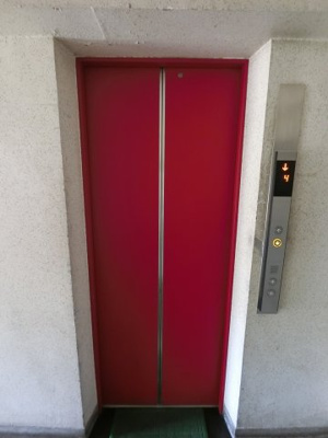 【その他共用部分】 | ハイライフ横浜 | お買い物時やベビーカーの出し入れに便利なエレベーター付です。