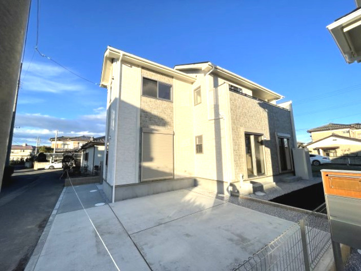 藤岡市藤岡（全2棟）１号棟の外観|前面道路含む現地写真です