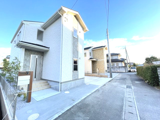 藤岡市藤岡（全2棟）2号棟の前面道路含む現地写真|落ち着いた雰囲気の外観です