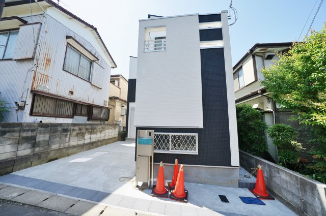 吹抜けとリビングイン階段、床暖房付♪保土ケ谷区川島町　新築戸建ての外観|宅配ボックスや食洗機、床暖房など設備充実な物件です。