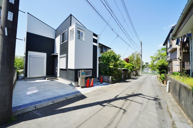 吹抜けとリビングイン階段、床暖房付♪保土ケ谷区川島町　新築戸建ての前面道路含む現地写真|道路面からフラットなので、駐車スムーズ。