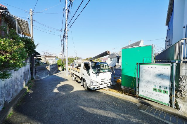 保土ヶ谷駅徒歩圏♪ＬＤＫ１９帖の４ＬＤＫ。保土ケ谷区桜ケ丘1丁目　新築戸建ての前面道路含む現地写真|小学校や中学校が徒歩約10分圏内でお子様の通学にも便利です。