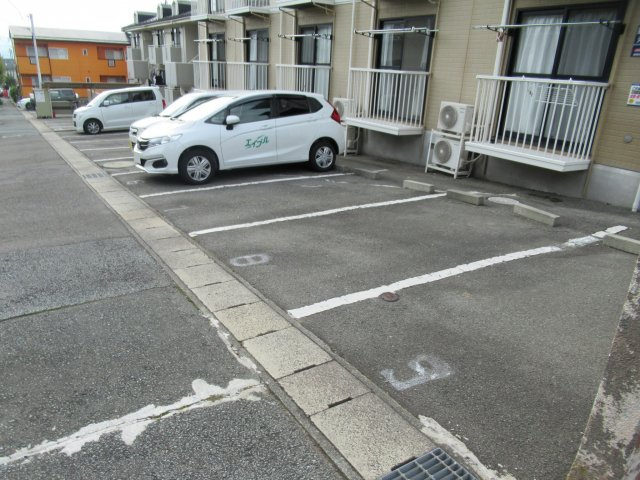 プラティ　ニューセジュールの駐車場