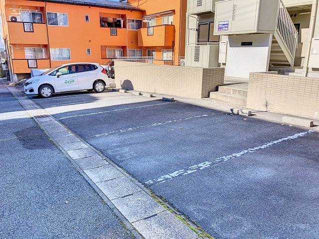 ニューセジュール　12オークスの駐車場