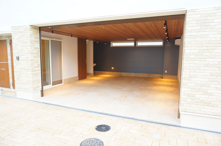 【ガレージハウス】木更津 THE Resortの駐車場|最大2台置き×2部屋、最大4台停め可能なガレージ