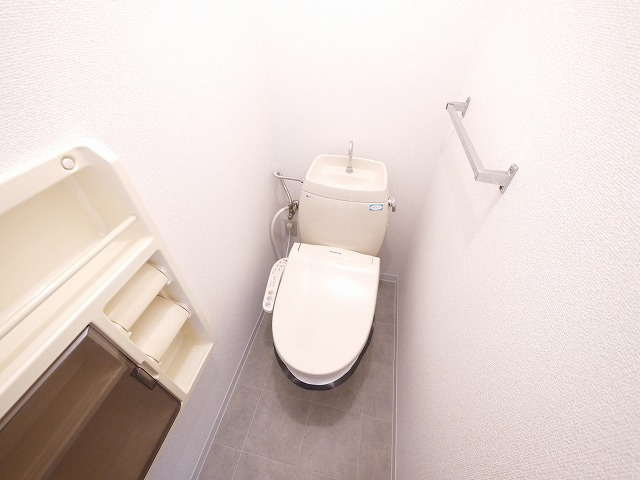 ツインハイムのトイレ|落ち着いた色調のトイレです
