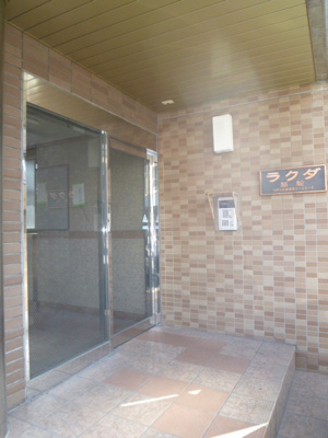 【エントランス】 | ラクダ | オートロック完備