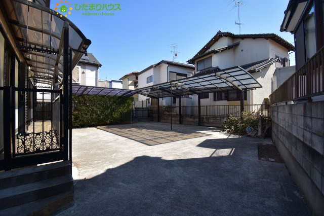 見沼区東新井　中古一戸建ての駐車場|駐車場はカーポートがございますので、雨の日でも車の乗り降りの際に助かります(^^)/