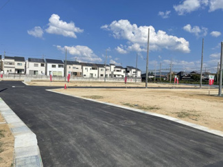 【前面道路含む現地写真】
