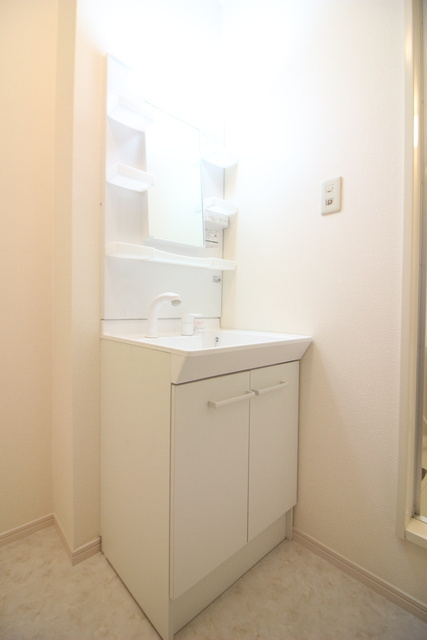 セジュール水上【キャッシュバック対象物件】の独立洗面台|朝の支度にも助かる、独立の洗髪洗面化粧台