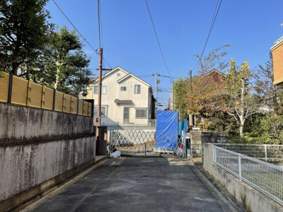 【前面道路含む現地写真】 | 仲介手数料無料　多摩市連光寺１丁目新築戸建て１棟　１号棟