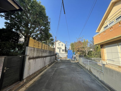 【前面道路含む現地写真】 | 仲介手数料無料　多摩市連光寺１丁目新築戸建て１棟　１号棟