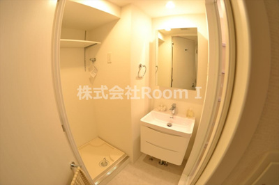 【独立洗面台】 | ＳＥＲＥＮＩＴＥ堺筋本町ＳＵＤ | 独立洗面台、小物を置くことができて便利です