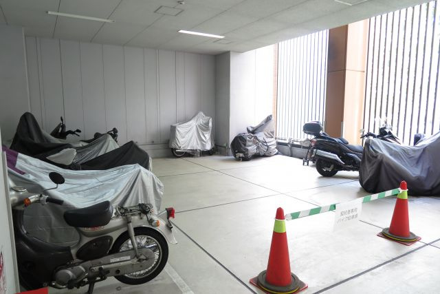 ローレルタワー難波の駐車場