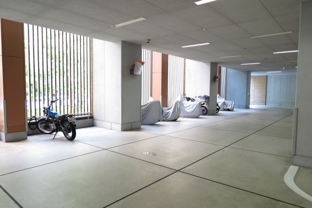 ローレルタワー難波の駐車場