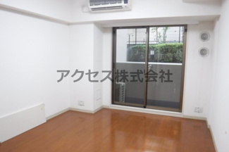 【居間・リビング】 | ※同建物別室、参考写真
8.4帖の広々1K