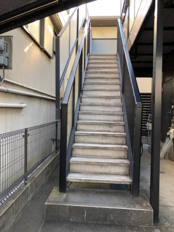 カマールMのその他共用部分|階段下に自転車置き場有り