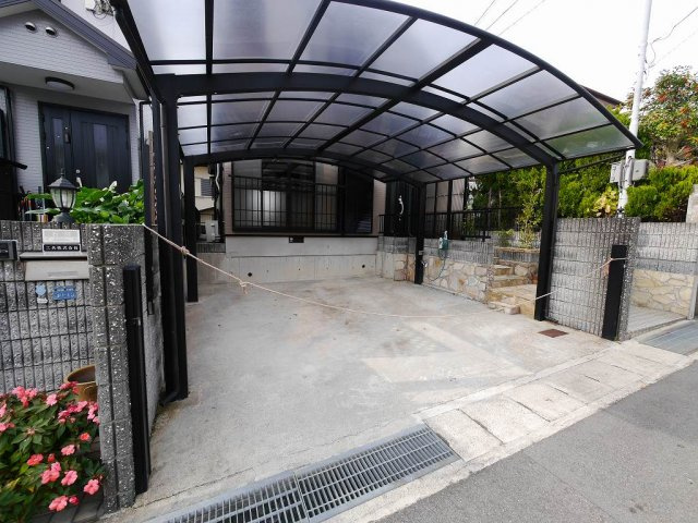 青葉台戸建の駐車場|カーポート付き♪