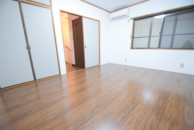 【寝室】 | 落ち着いた色調の寝室です