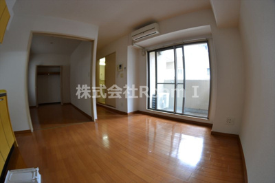 【居間・リビング】 | セントロイヤルクラブ谷町 | こちらのリビングで趣味の時間をお楽しみください