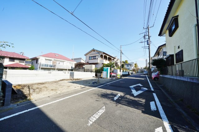 南向き6.5ｍ道路で陽当り・開放感良好♪保土ケ谷区川島町　全２棟新築戸建ての前面道路含む現地写真|約6.5mの公道に接道しています。