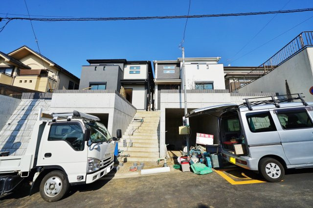 西谷駅徒歩８分。ＬＤＫ20帖♪保土ケ谷区西谷2丁目　全２棟新築戸建ての外観|ハイルーフ、3ナンバーも駐車可能なスペースがあります。