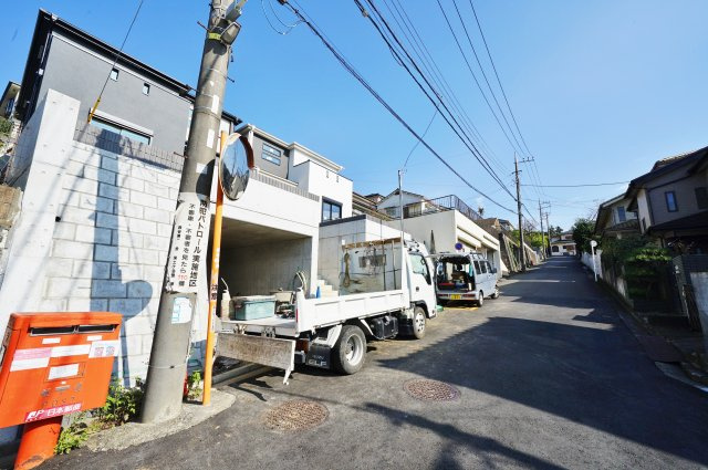 西谷駅徒歩８分。ＬＤＫ20帖♪保土ケ谷区西谷2丁目　全２棟新築戸建ての前面道路含む現地写真|相鉄本線「西谷」駅から徒歩約8分の立地です。