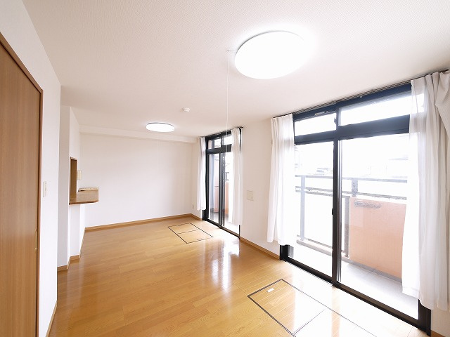 セントポーリア（大安寺）の居間・リビング|こちらの居間で趣味の時間をお楽しみください