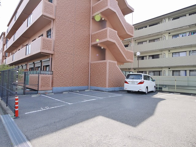 セントポーリア（大安寺）の駐車場|車をお持ちの方に嬉しい駐車場付きの物件です